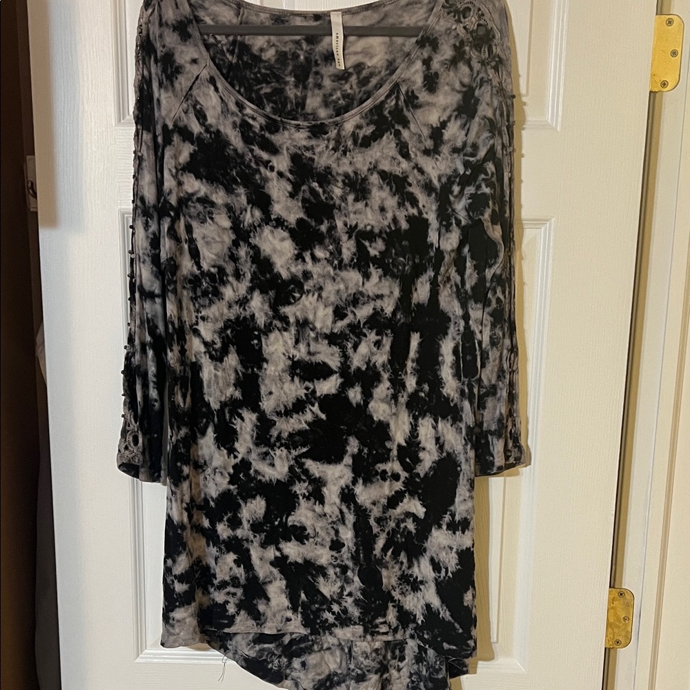 American Age Black and Gray Long Sleeve Top